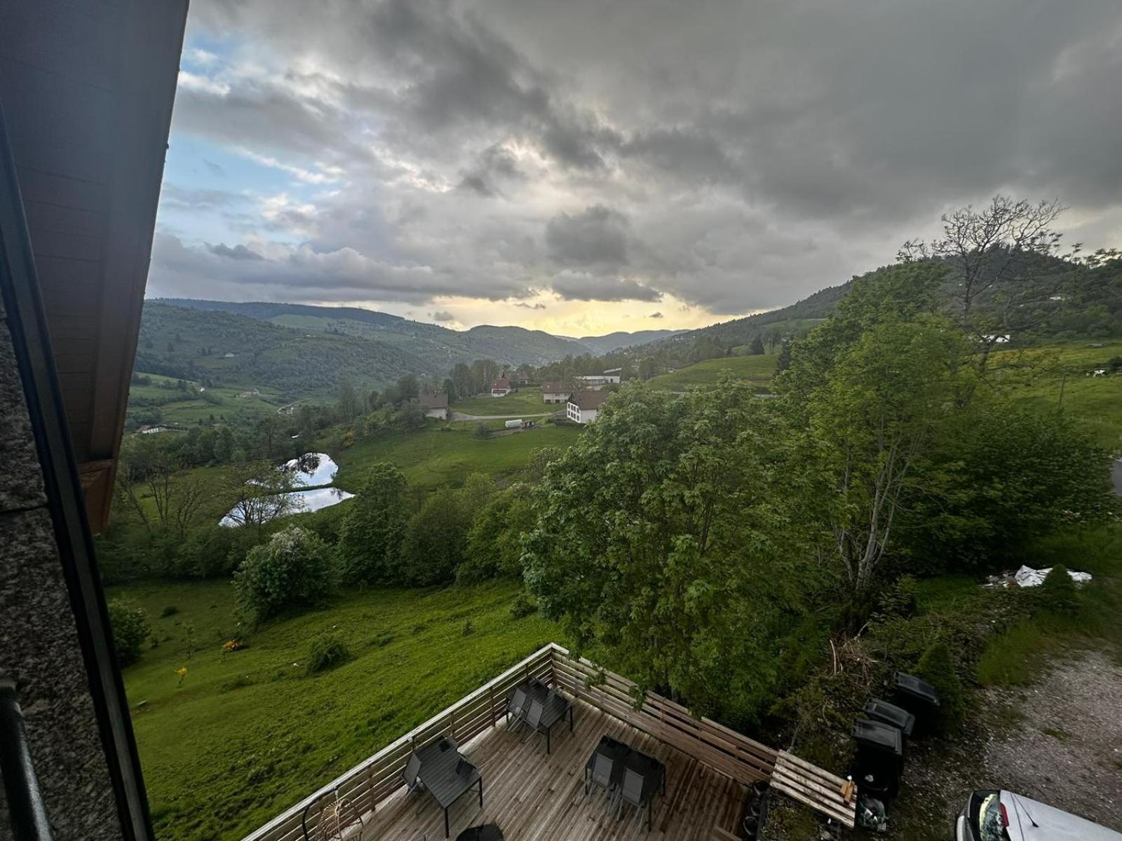 Les Chalets Bambi & Jacuzzi Privatif Ла-Бресс Номер фото